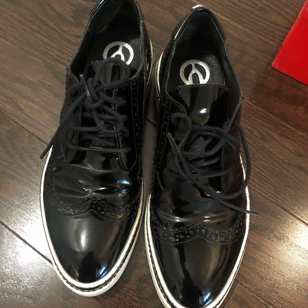 The wishbone collection shoe